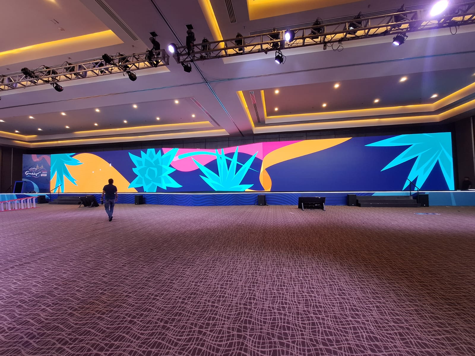 Pantalla LED panorámica – CRIKER